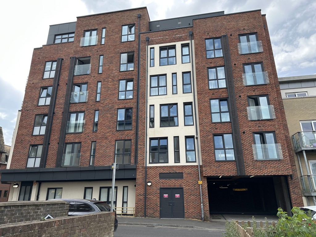Lot: 95 - SUBSTANTIAL BLOCK OF GROUND RENTS - Picture of the side of the building